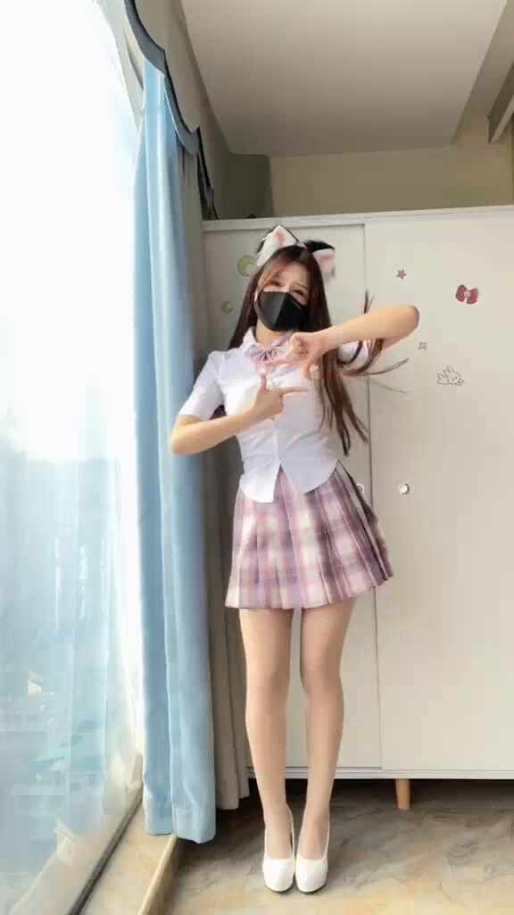  여자는 왜 웃통까면 안되냐는 여캠bj ㅂㅈ 보일것 같은 블랙 미니 원피스