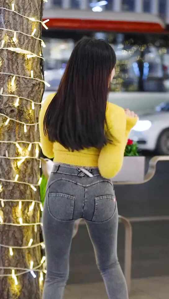  인기 bj 청바지 뒤태 길에서 엉덩이 살랑살랑 흔들기 섹시댄스 영상
