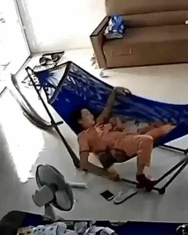  시간이 평화롭게 흐르는 중에도, 한번쯤 등 뒤를 돌아봐야 하는 이유.