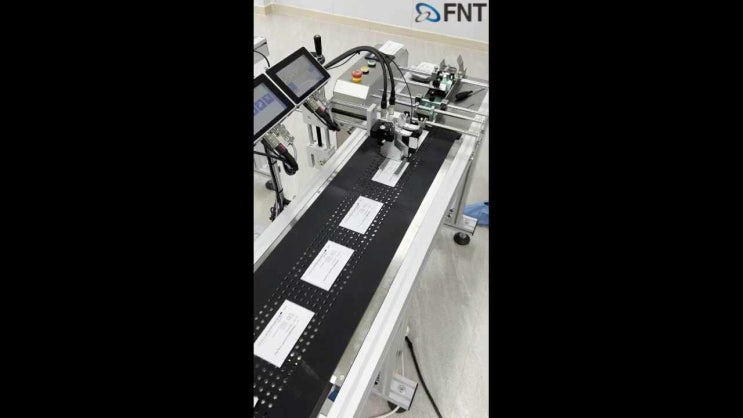  자동공급장치와 산업용 잉크젯마킹기로 진단키트파우치마킹_lot no, exp date, mfg date)