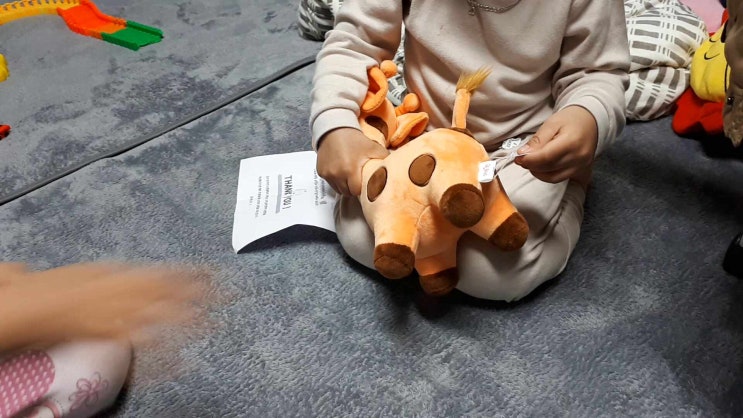 아무 뜬금없이 평범한 날 애들에게 인형 선물하기, 봄맞이 신상품 기프트앤돌 마카롱 기린인형 리뷰