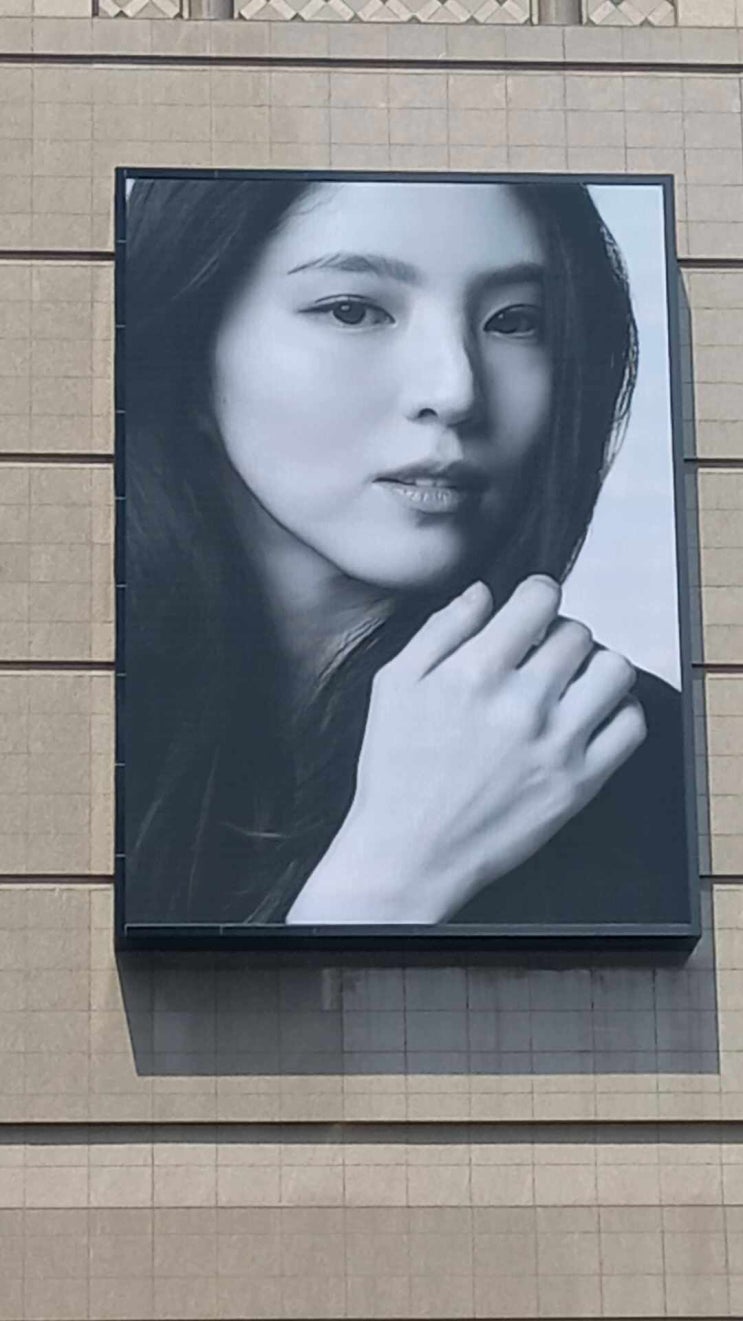  신세계백화점    야외광고판