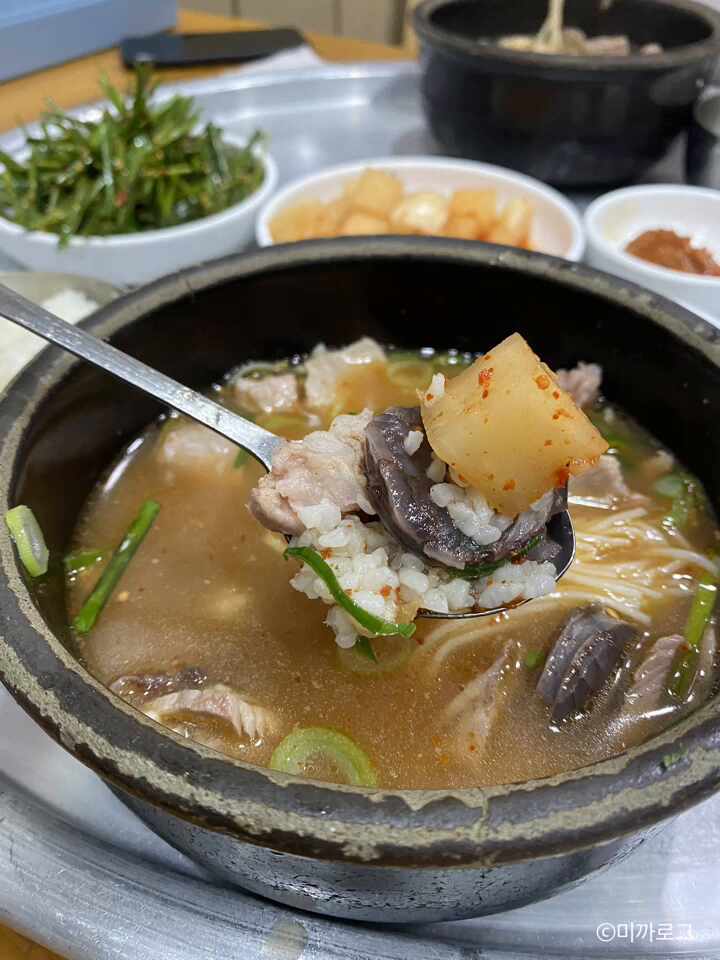 부산대 돼지국밥 장전동 대학로 시장 골목 속 작은 맛집 장전돼지국밥