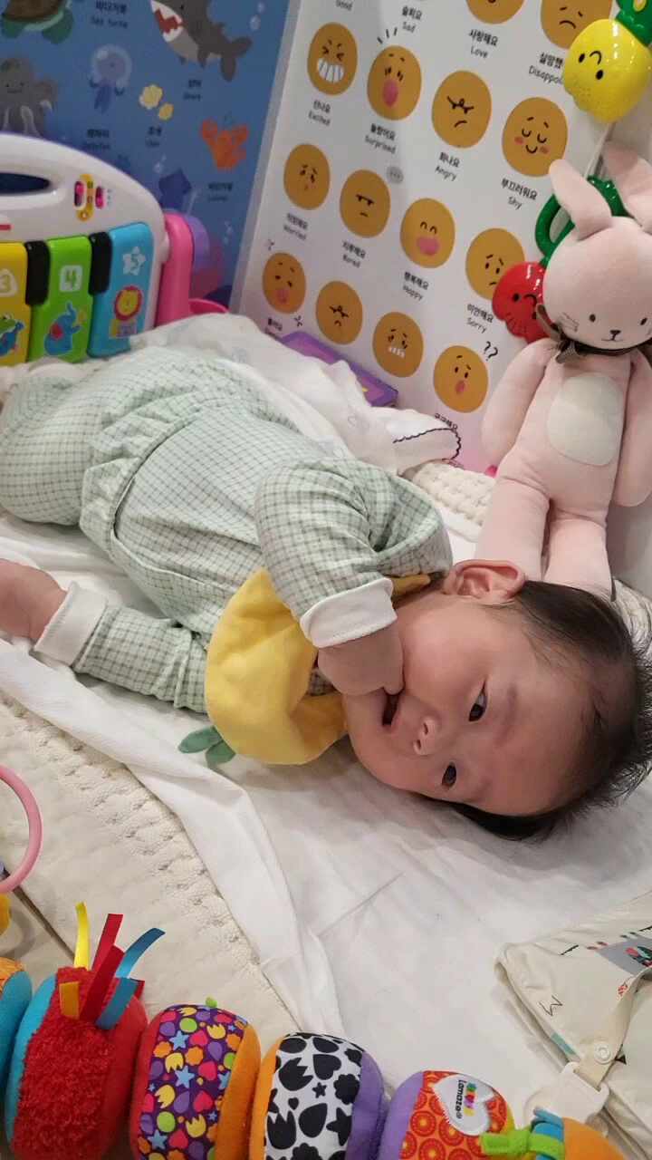  육아일상] 4개월 아기, "뒤집기는 너무 어려워 ㅠㅠ" & 갑자기 혼자 분유먹기