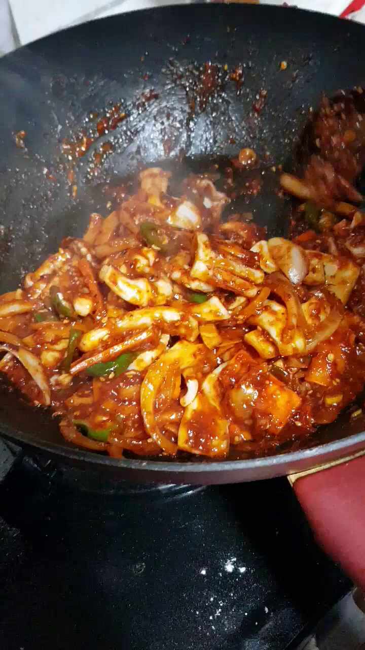  오늘 저녁엔 오징어볶음 불향이 매력적