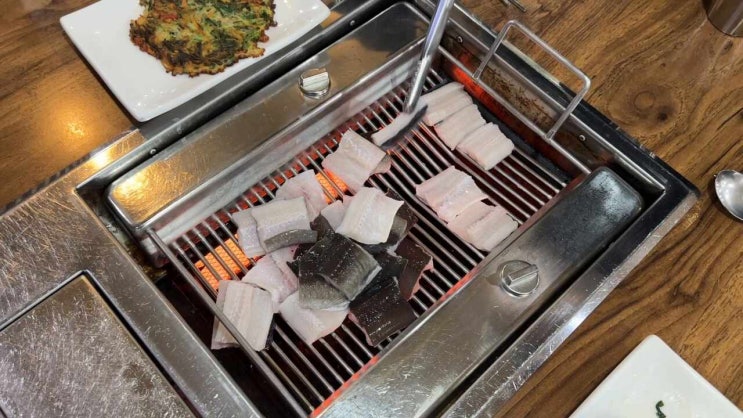  경남 통영 장어구이와 지리산 흑삼겹살을 파는 짱어한마리