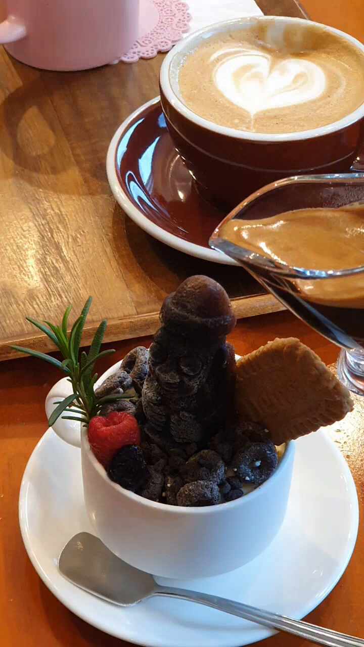  김녕해수욕장이 보이는 쪼끌락 카페에서 돌하르방 아포가토