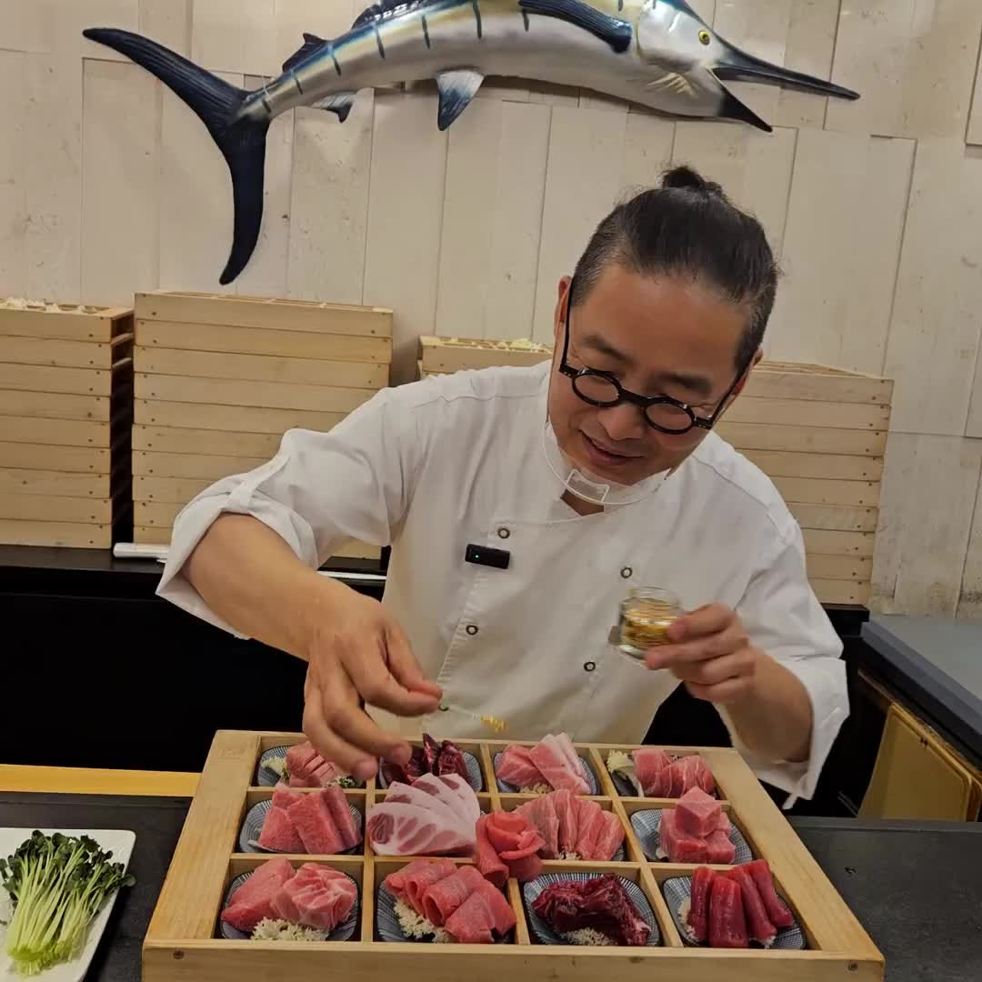 예쁜 참치에 금도 조금 올려봅니다.