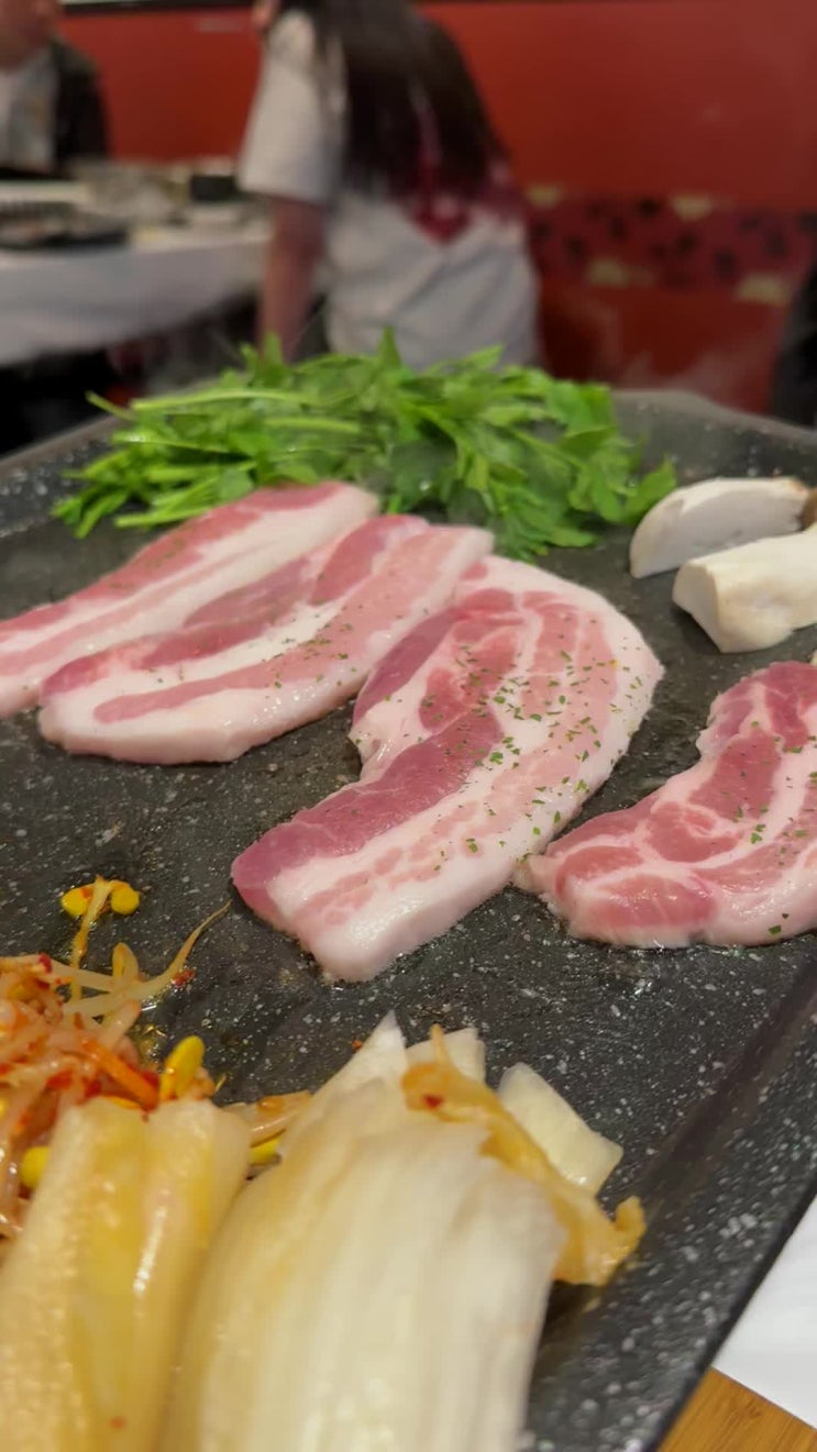  김치삼겹과 밑반찬이 훌륭한 ‘총각집’ 울산 남구청 맛집