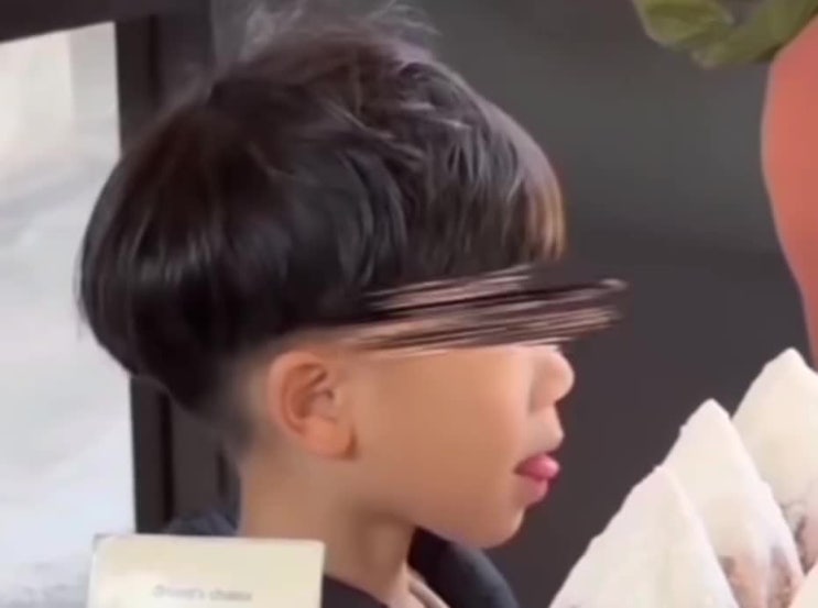  진열된 빵에 혀를..? SNS 뒤집은 영상 하나에 빵집 난리!