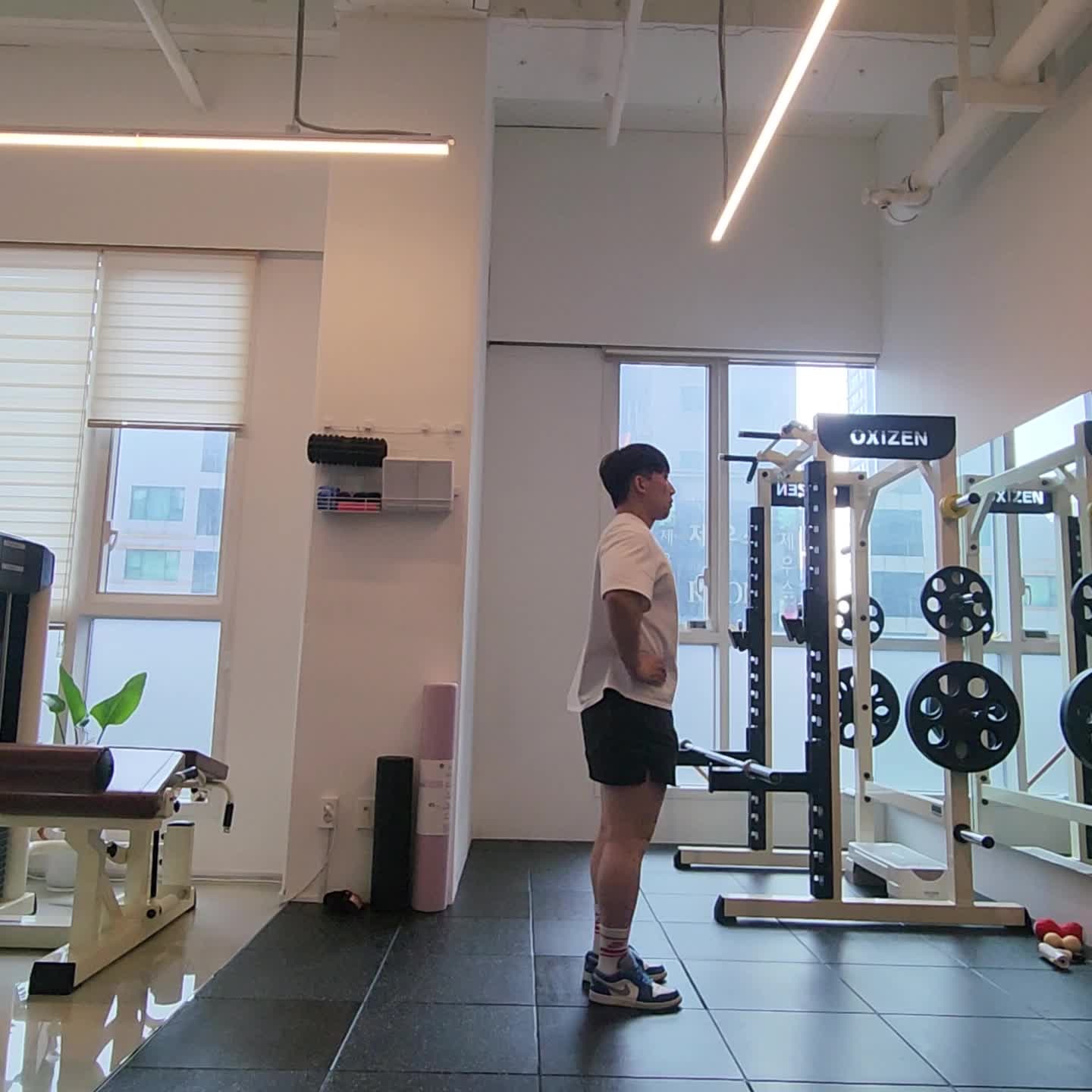 여자 엉덩이 둔근 운동 리버스 런지 방법 자세