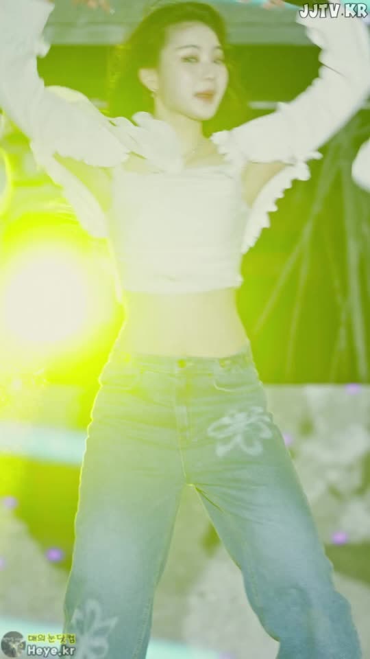 스테이씨 아이사, 크롭 나시 청바지 핏