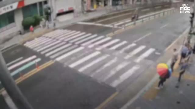  부산 서면교차로 버스 사고, 파란불에 건너던 보행자 2명 사망.. 사고 원인과 책임은?
