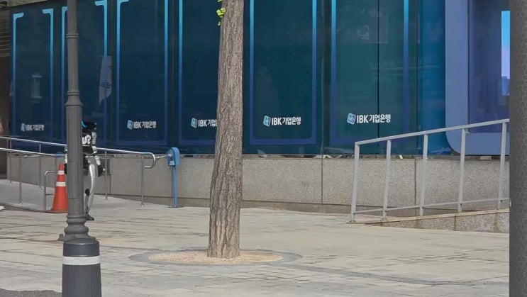  강남에 로봇이 돌아다님...