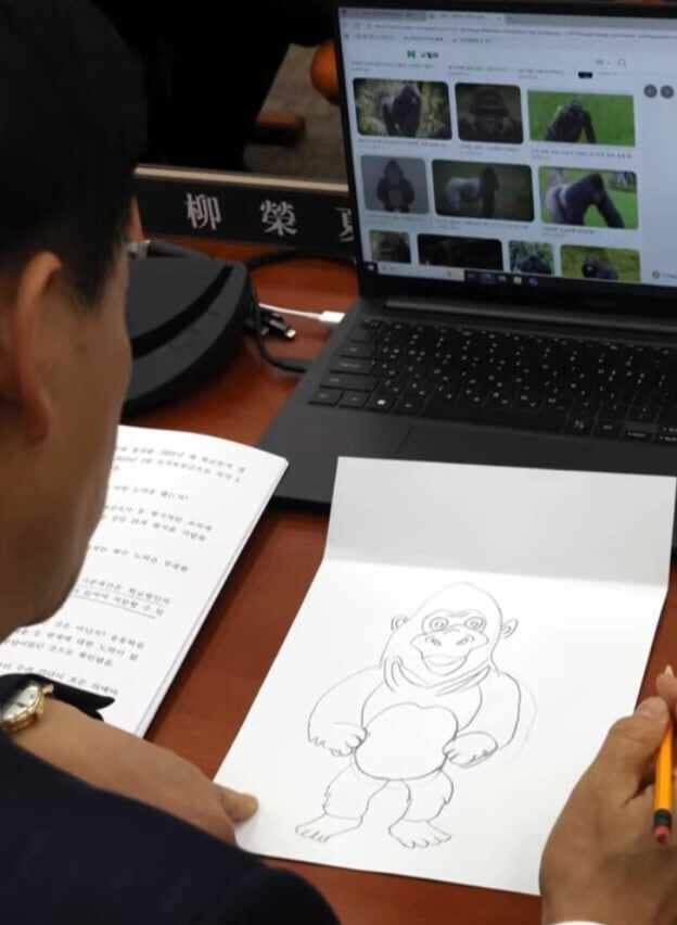 국힘 유영하 화백 국정감사 중에 고릴라를 그리다.
