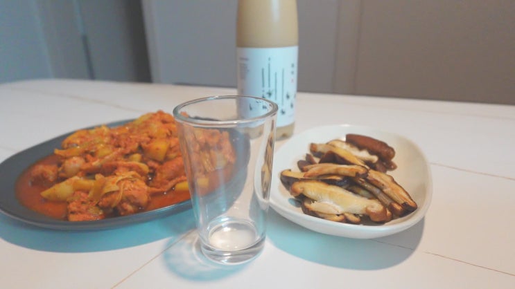  함안몰 순삭 닭갈비와 표고버섯, 화비 막걸리로 차리는 로컬 한 상 소개합니다.