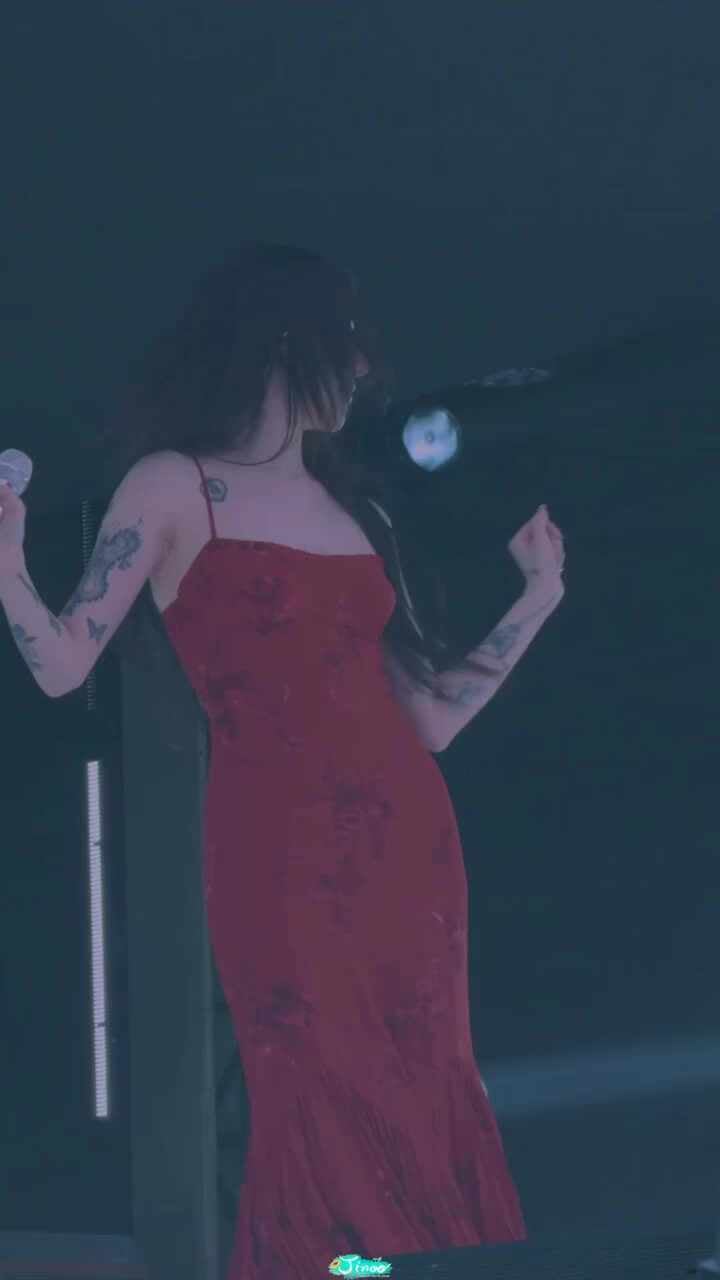몽환적 분위기 만든 백예린 무대의상, 끈나시 레드 원피스 스타일 분석