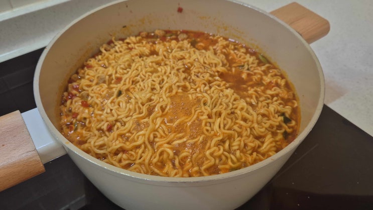  농심 '신라면 골드' 후기. 닭육수+은은한 카레향, 오리지널과 뭐가 달랐을까?