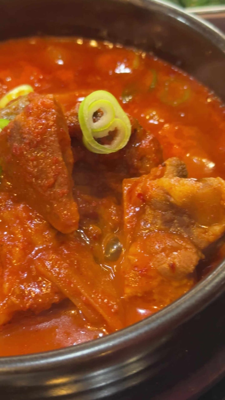  [춘천 맛집] 밥 두 공기 순삭 주의!  직화 향 입은 제육과 미친 감칠맛 매운갈비찜의 만남 '소소리'