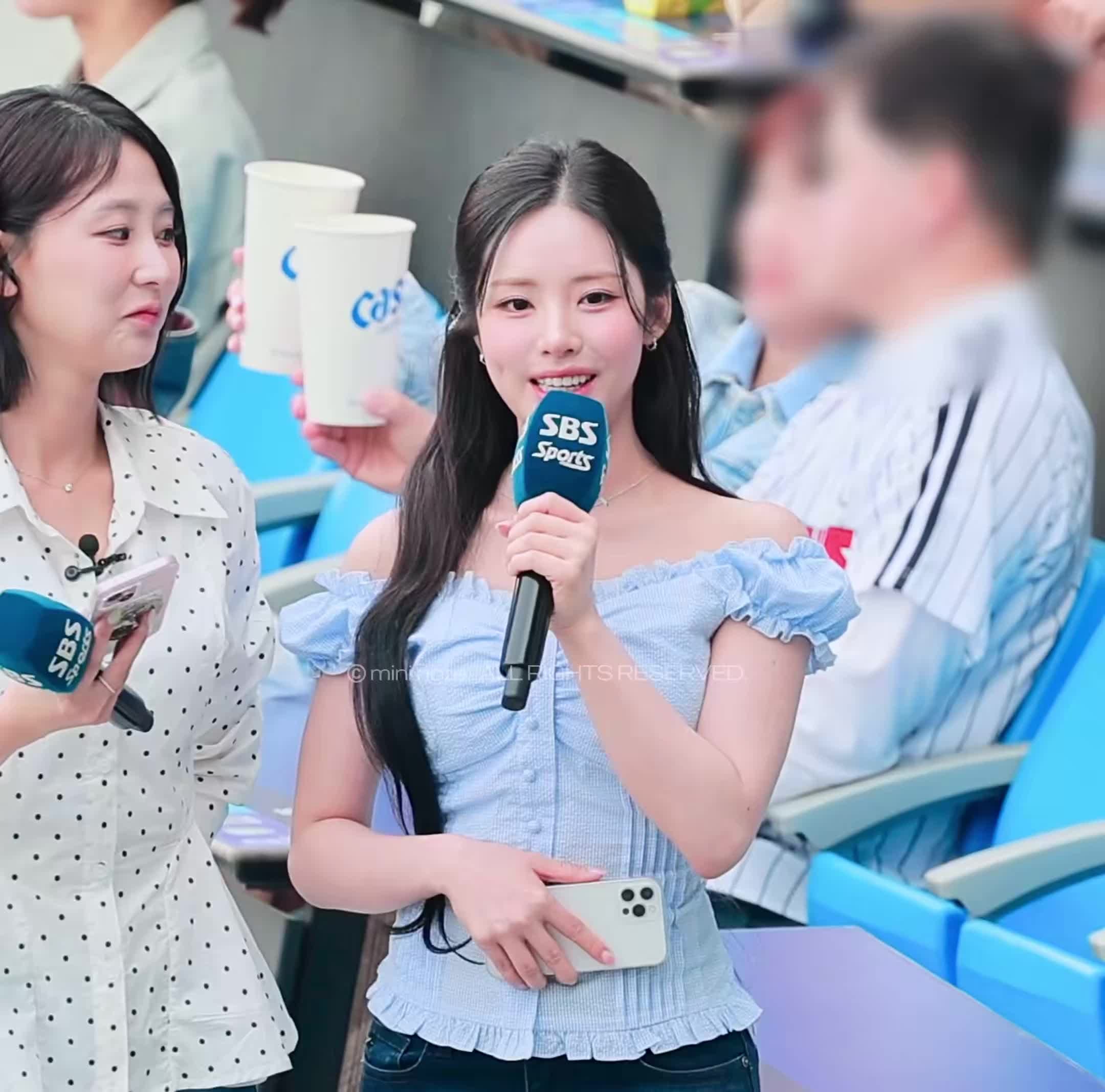 아이돌이 아나운서로? 프로미스나인 박지원, 야구장 청량 스타일 눈길