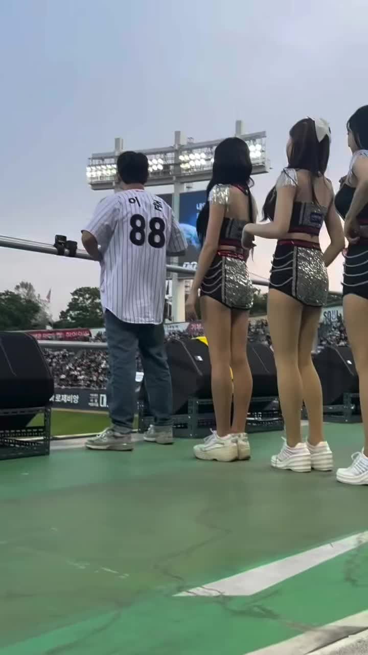 이준 캐치캐치 치어리딩 민소매 나시 MFAV 엠페브 의상 정보