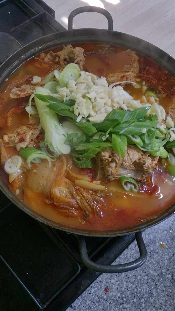 돼지등뼈 김치찜 만들기, 집에서 푹 끓인 얼큰한 한 끼