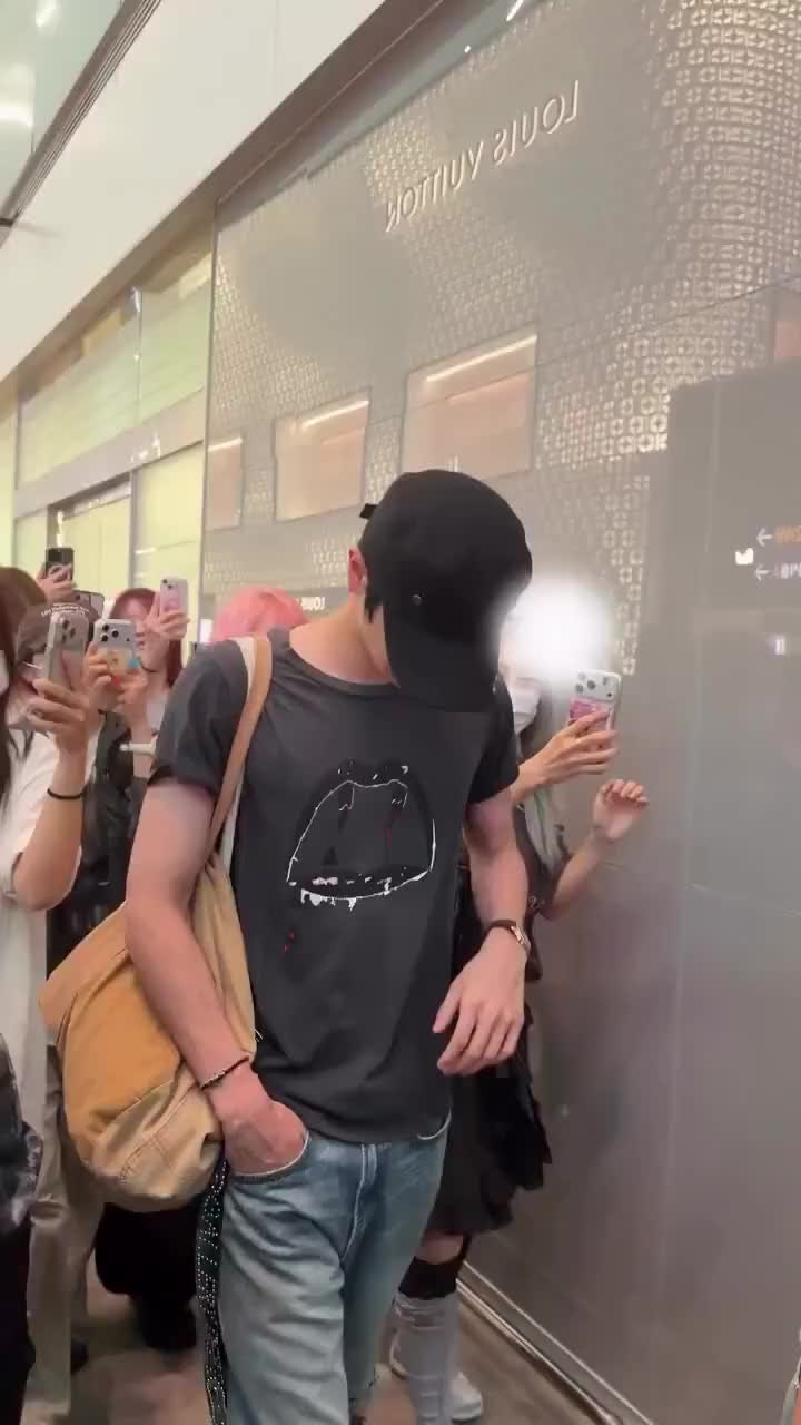 RIIZE Sungchan Responds with Elbow to Fan Who Shoved Face at Airport... Video Sparks Divided Reactions