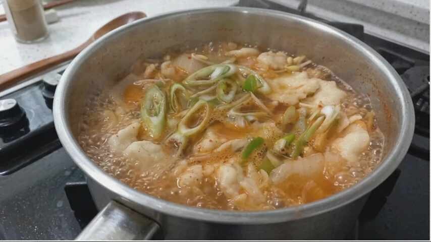 김치 수제비 레시피 감자 전분으로 10분 만에 쫀득하게 만드는 법