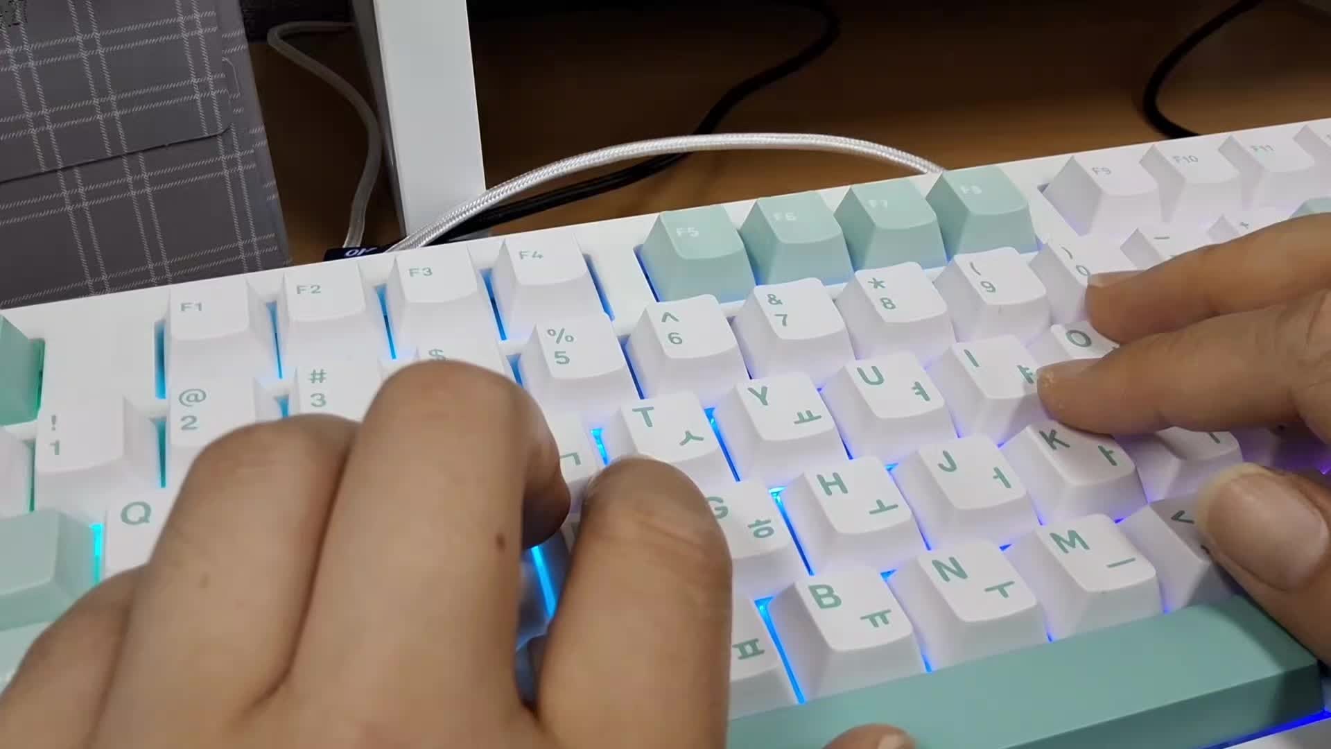 사무용 저소음 키보드 프리플로우 ak55, 앱코 af108pro 키보드 비교