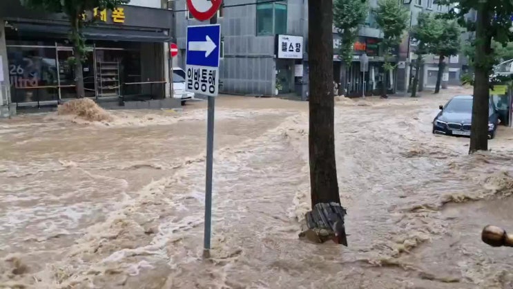 [영상] <b>거제</b>시 기록적 <b>폭우</b> 옥포동 아파트 덮친 산사태…1층 매몰에 ....