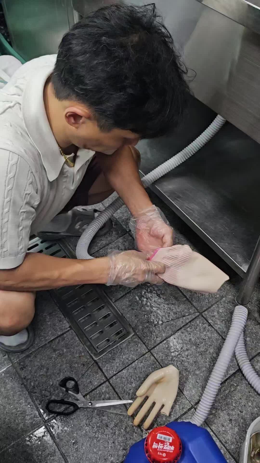 락스도 안 통했던 싱크대 하수구 냄새, 배관까지 바꿨는데 의외로 해결됐어요
