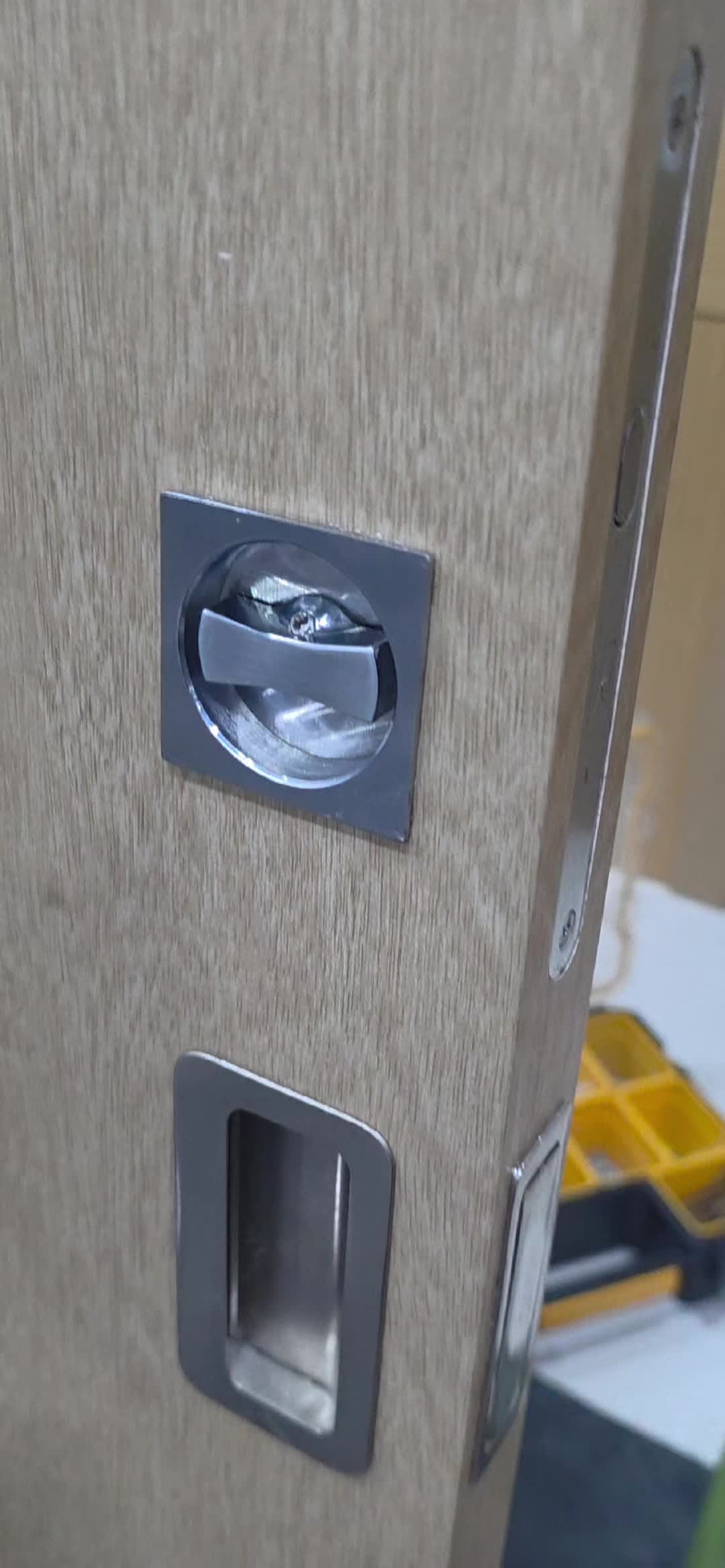 마포구 메세나폴리스 욕실 문고리, 본드로 붙여도 자꾸 떨어졌던 뜻밖의 원인과 전문가의 깔....