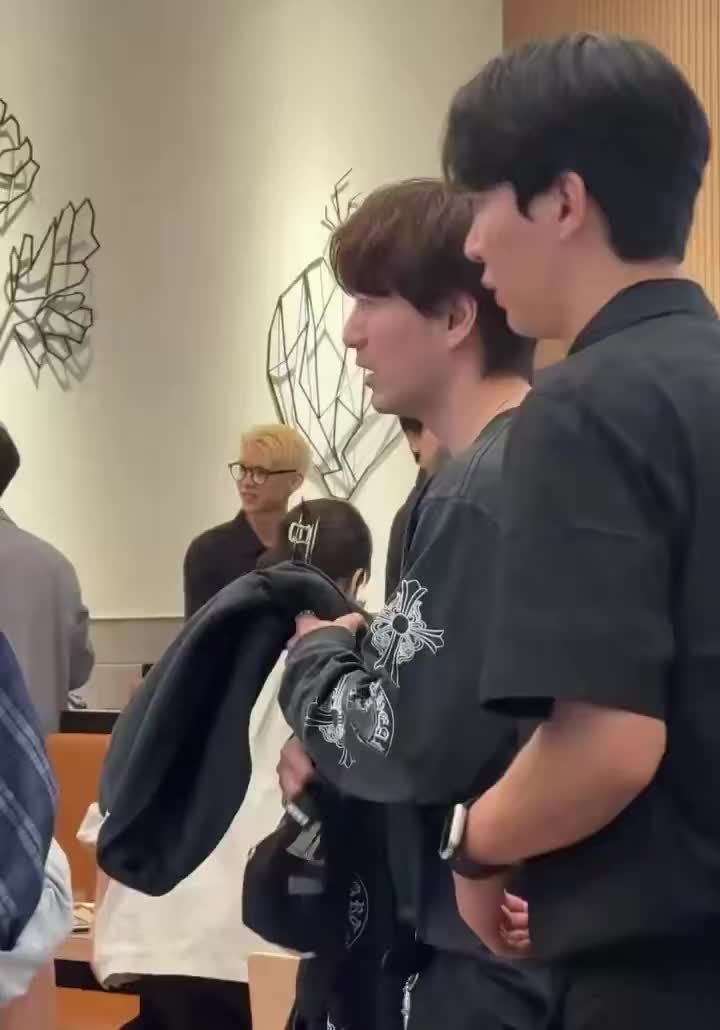 "진짜 영포티를 못 봐서 이러나" 배우 이진욱, 사복 입었다가 뜻밖의 반응