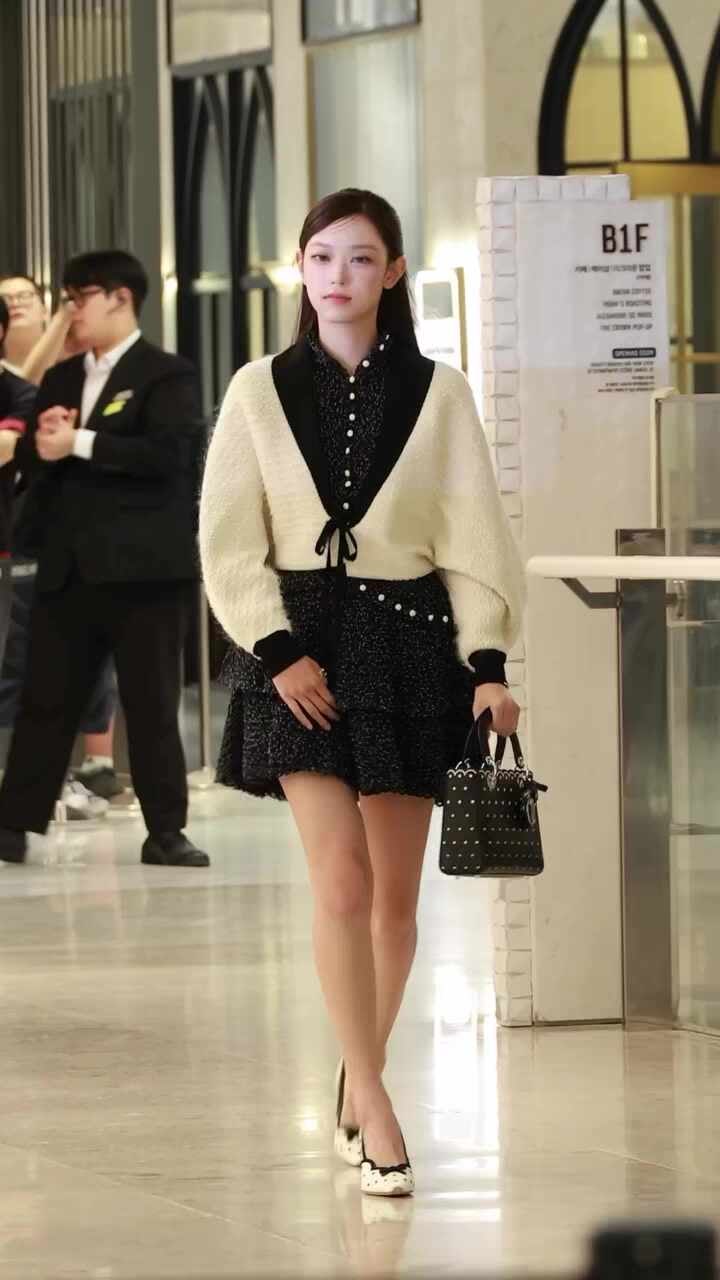 "오랜만이죠" 해린, 명품 뷰티 브랜드 포토콜서 함박웃음