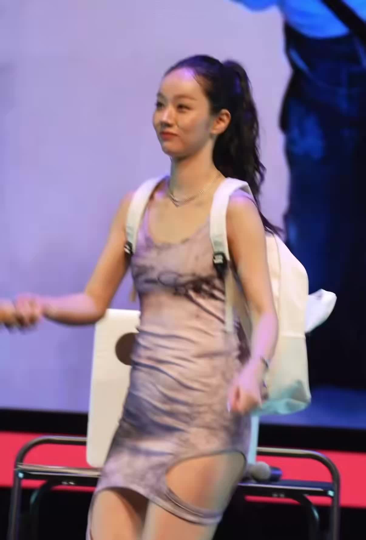 혜리 팬미팅 ‘뱃살 논란’ 다시 보니…이게 정말 살 때문이었을까?