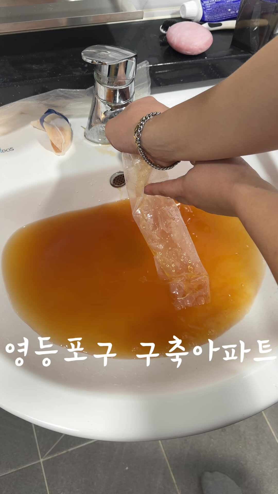 샤워기 필터가 자꾸 갈색으로 변한다면? 수도배관 녹물 세척이 필요한 이유