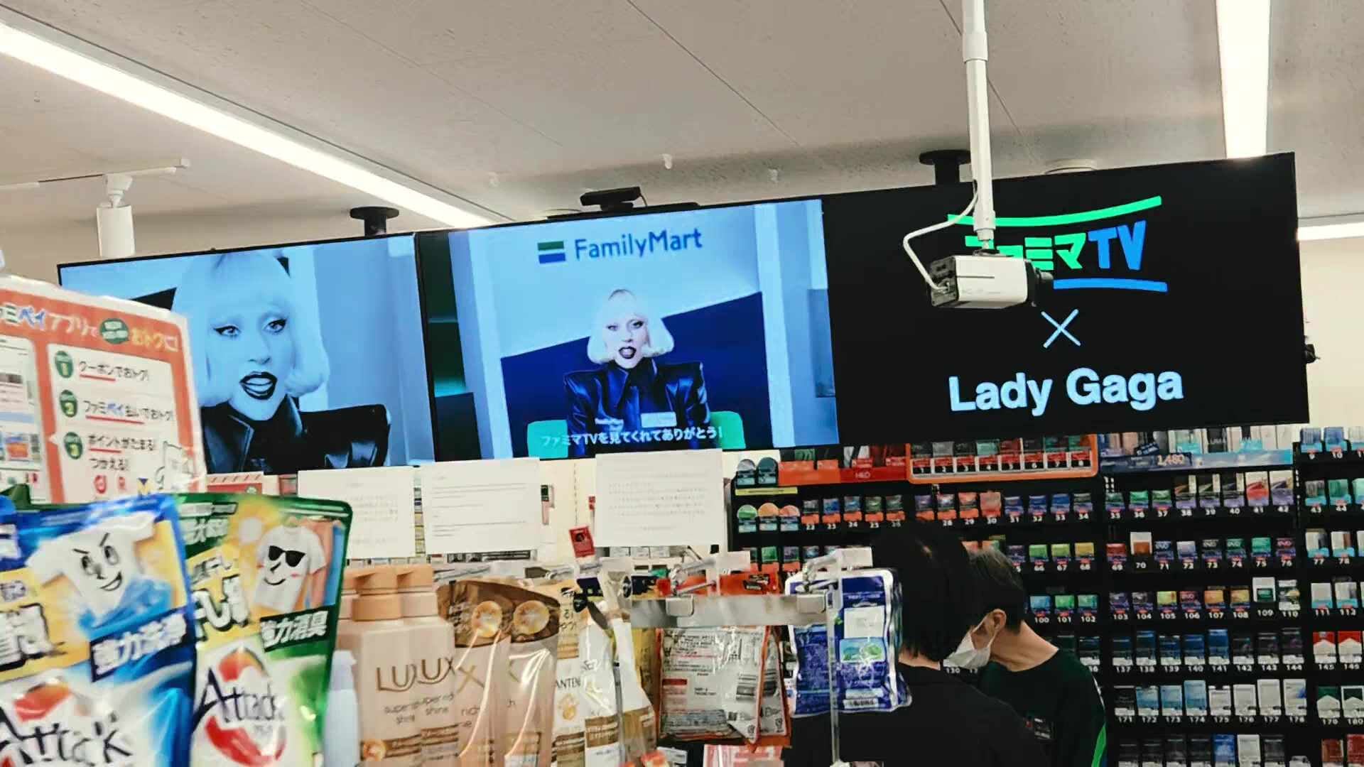알바 모집 광고에 얼마를 태운 건지 감도 안와... 일본 패밀리마트에서 알바 뛰는 레이디 가....