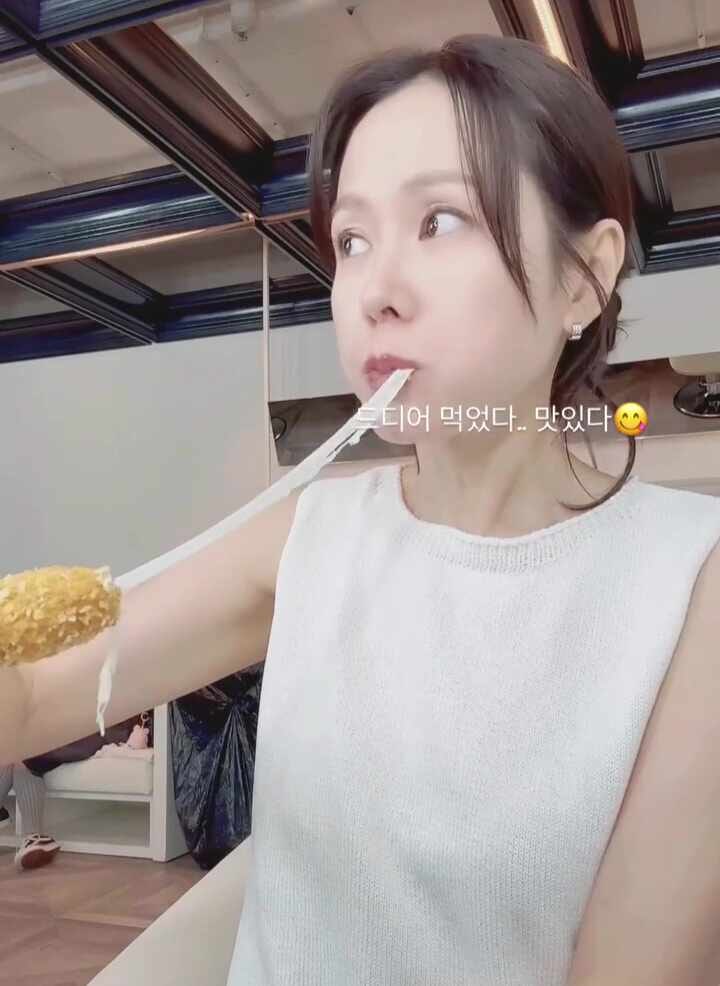 "아무리 손예진이라도 쩝쩝 먹방은..." 식사예절 논란으로 일본서 조롱밈 타는 중 (영상주의)