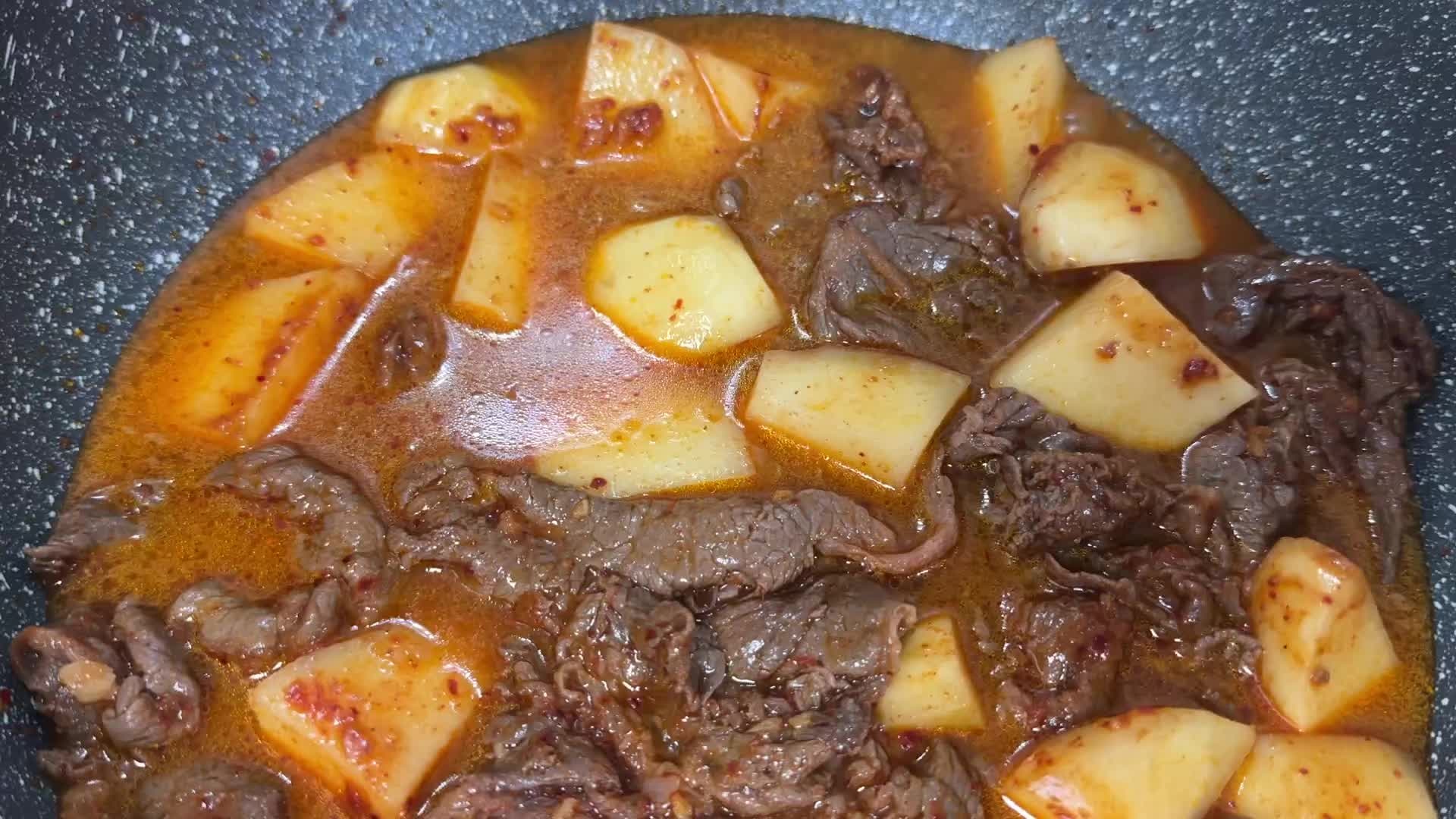 [집밥기록] 매콤감자조림 소고기 추가해봐요 뻔하지 않은 매콤소고기감자조림 레시피 추천