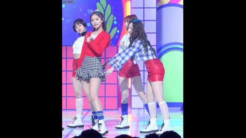 신체 특정부위(엉덩이)를 갑자기 공격받는 '쯔위'