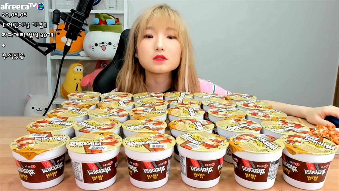 2020년 05월 05일 짜파게티 범벅 맘스터치 버거 먹방 Part 1 네이버 TV