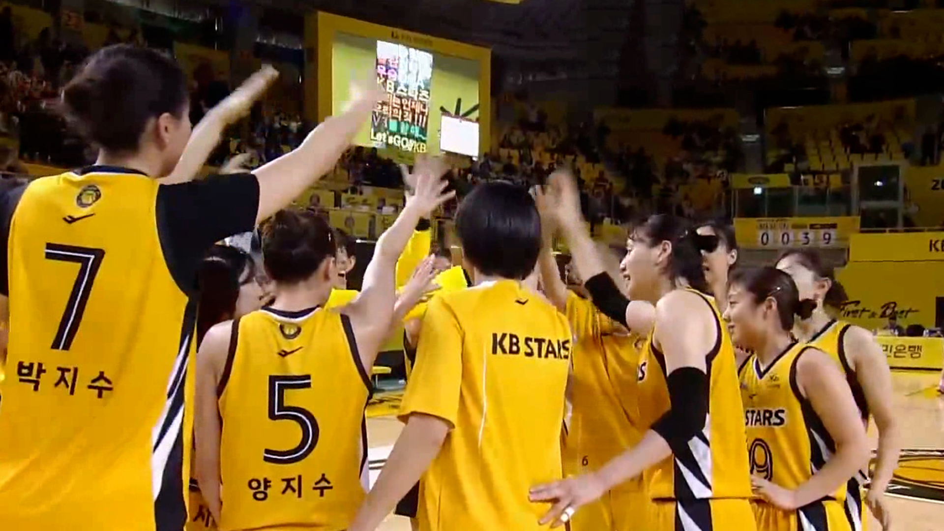 '돌아온 여왕!' KB, 홈에서 BNK 꺾고 개막 2연승!