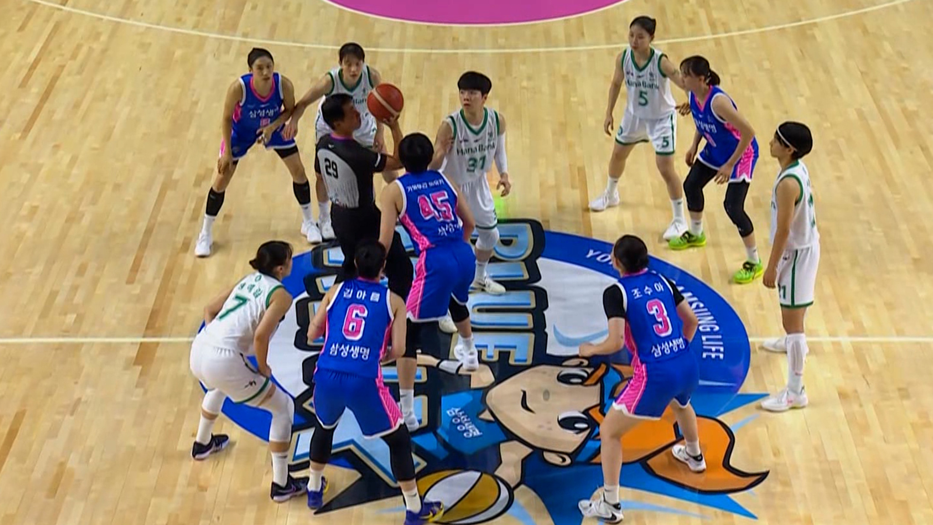 '34득점 이이지마 사키' 하나은행, 삼성생명 잡고 단독 2위 안착