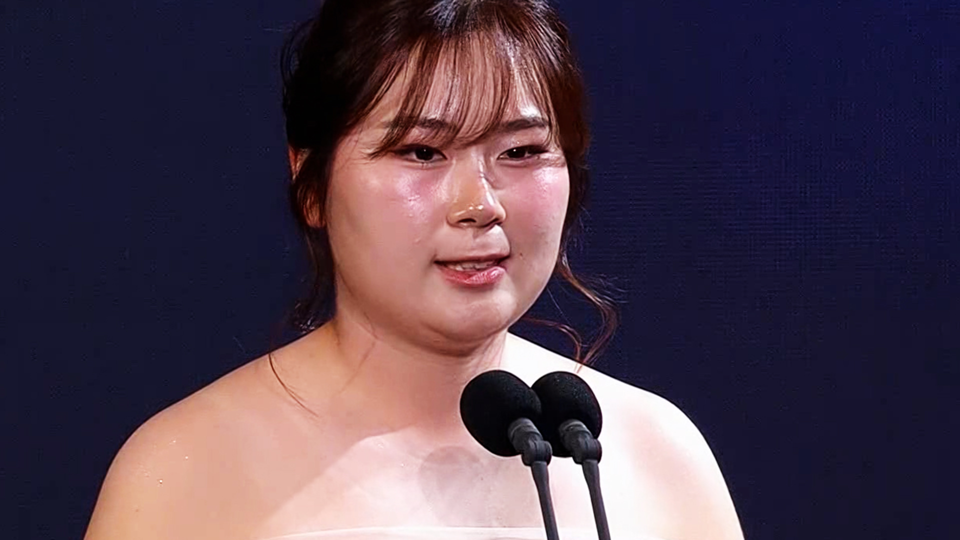 다승왕에 이어 상금왕까지 수상하는 홍정민 [2025 KLPGA 대상 시상식]
