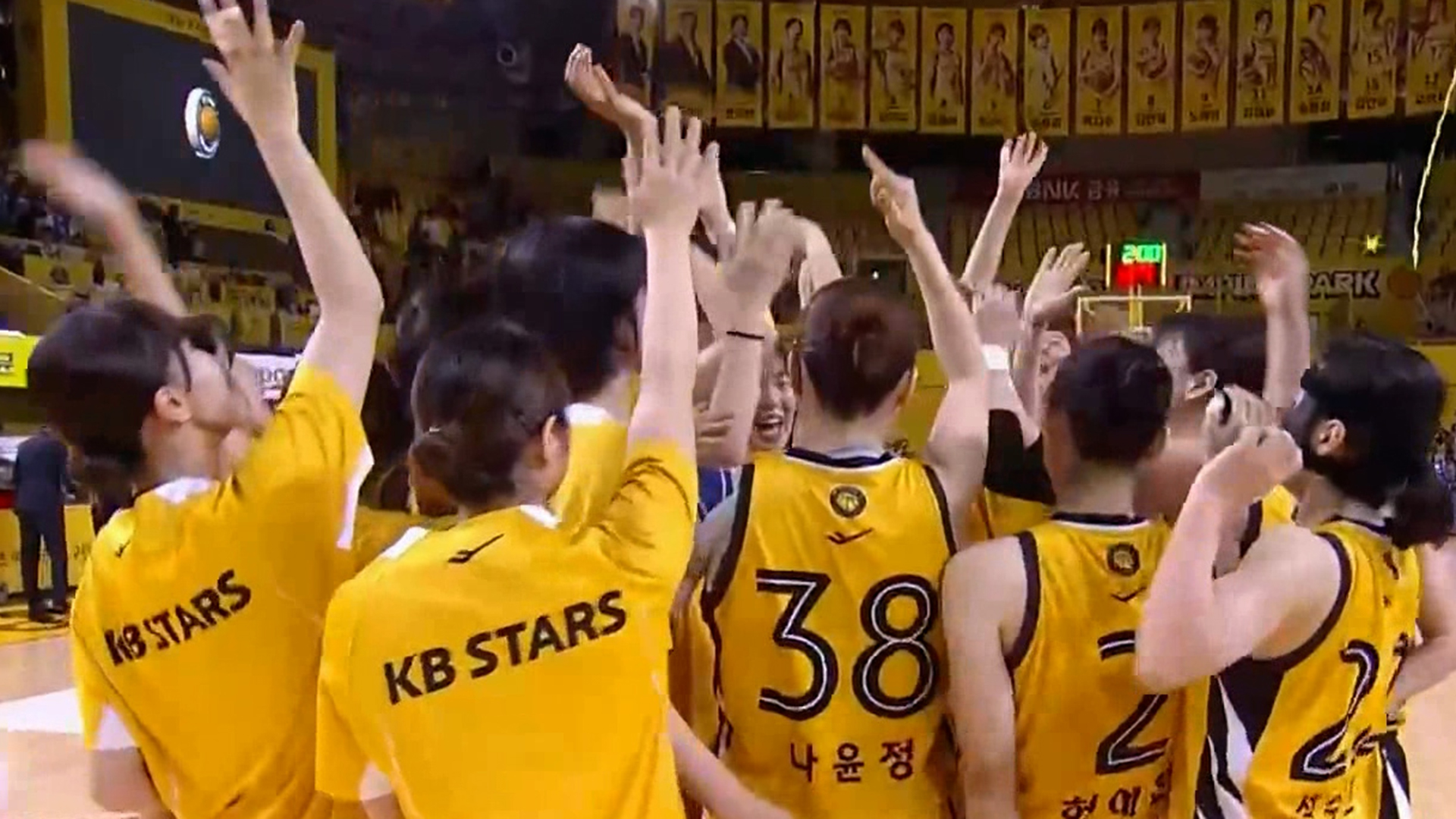 우리은행 잡고 단독 1위에 등극하는 KB스타즈