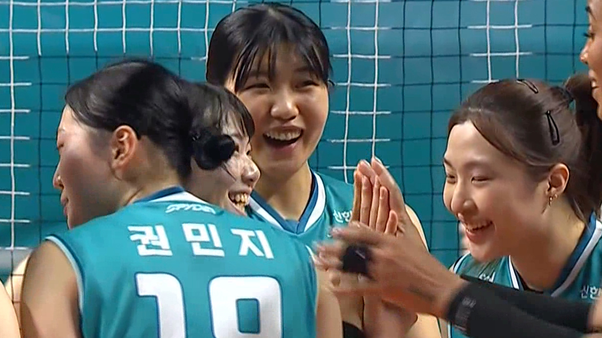 '손서연의 기운 받았다!' GS칼텍스, 페퍼 잡아내며 3위 도약!