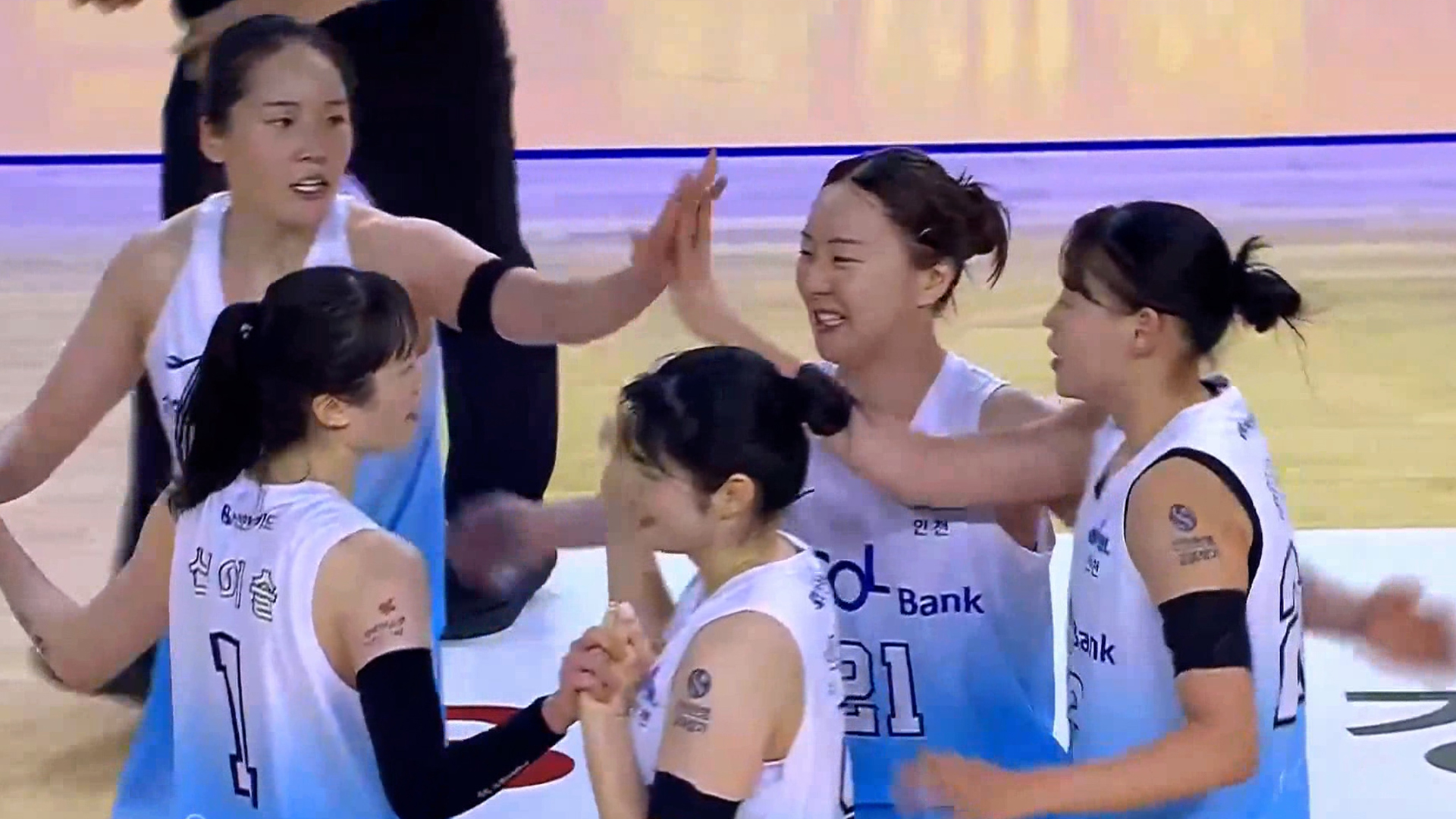 '높이의 힘!' 신한은행, KB스타즈 상대로 귀중한 승리