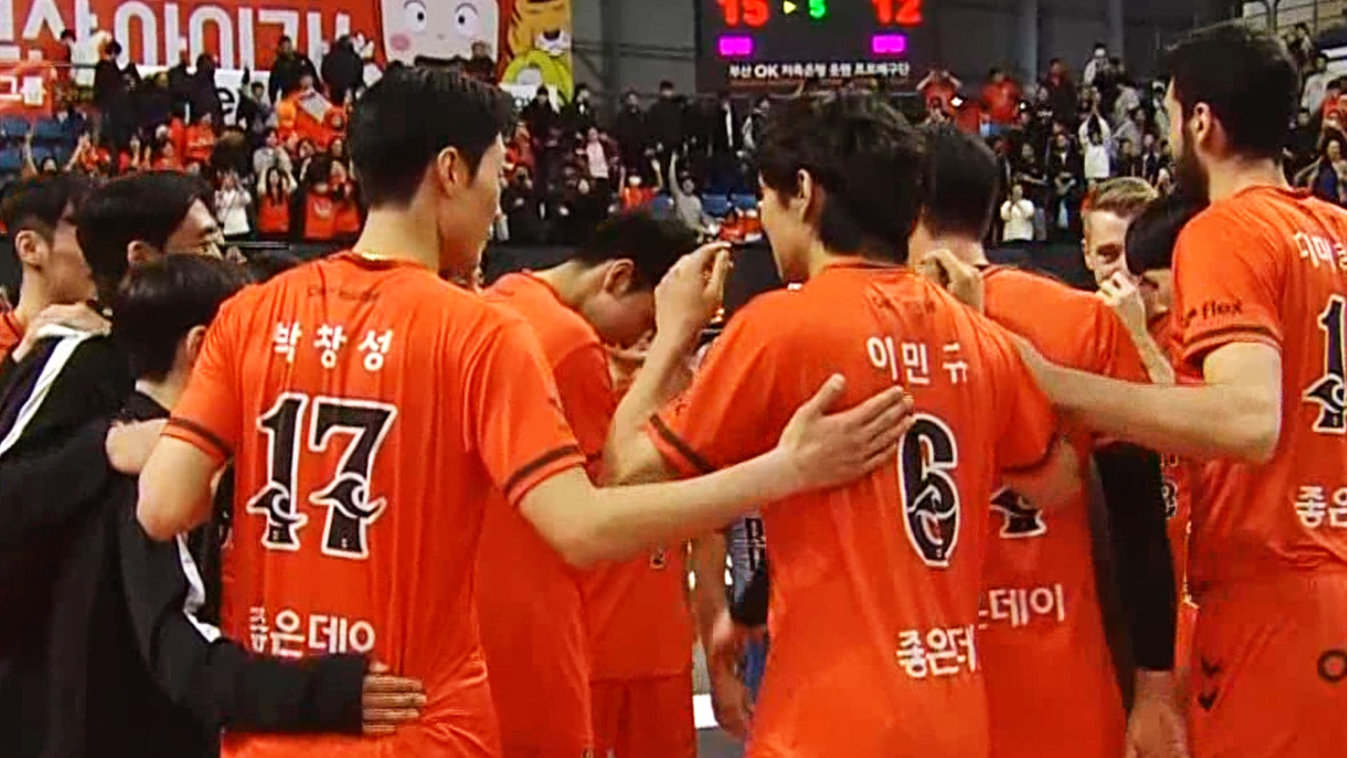 '블로킹 쇼!' 풀세트 끝에 KB 상대 시즌 첫승을 거둔 OK저축은행