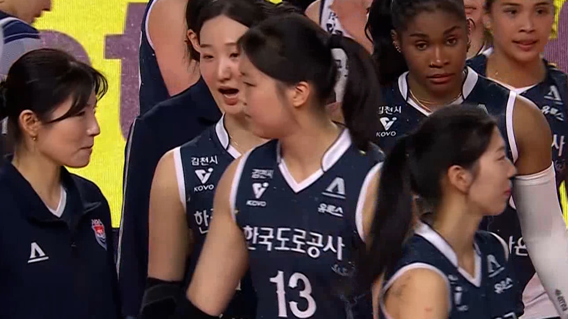 '만나면 5세트' 치열한 승부 끝에 승리 거두는 한국도로공사