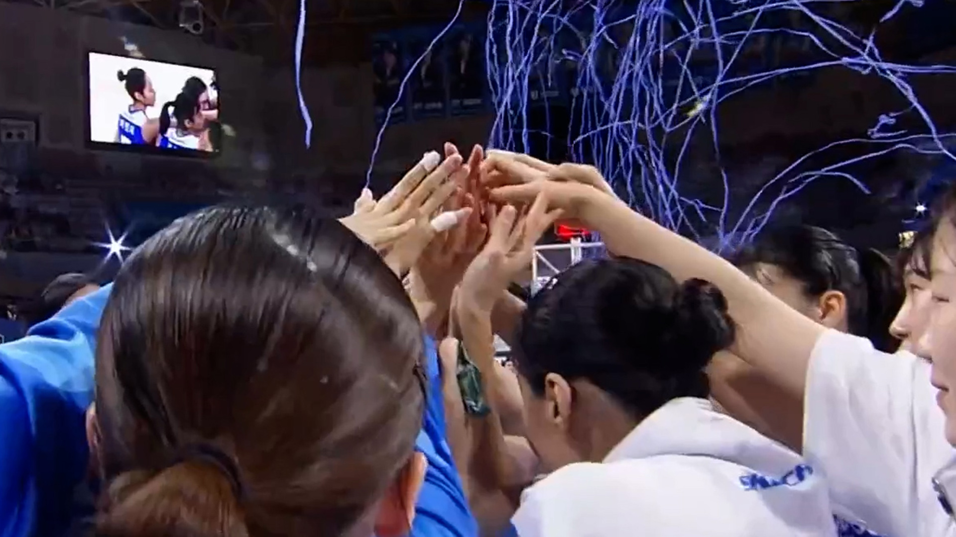 '4쿼터에 터지는 외곽포' 우리은행, KB스타즈 꺾고 연승 질주